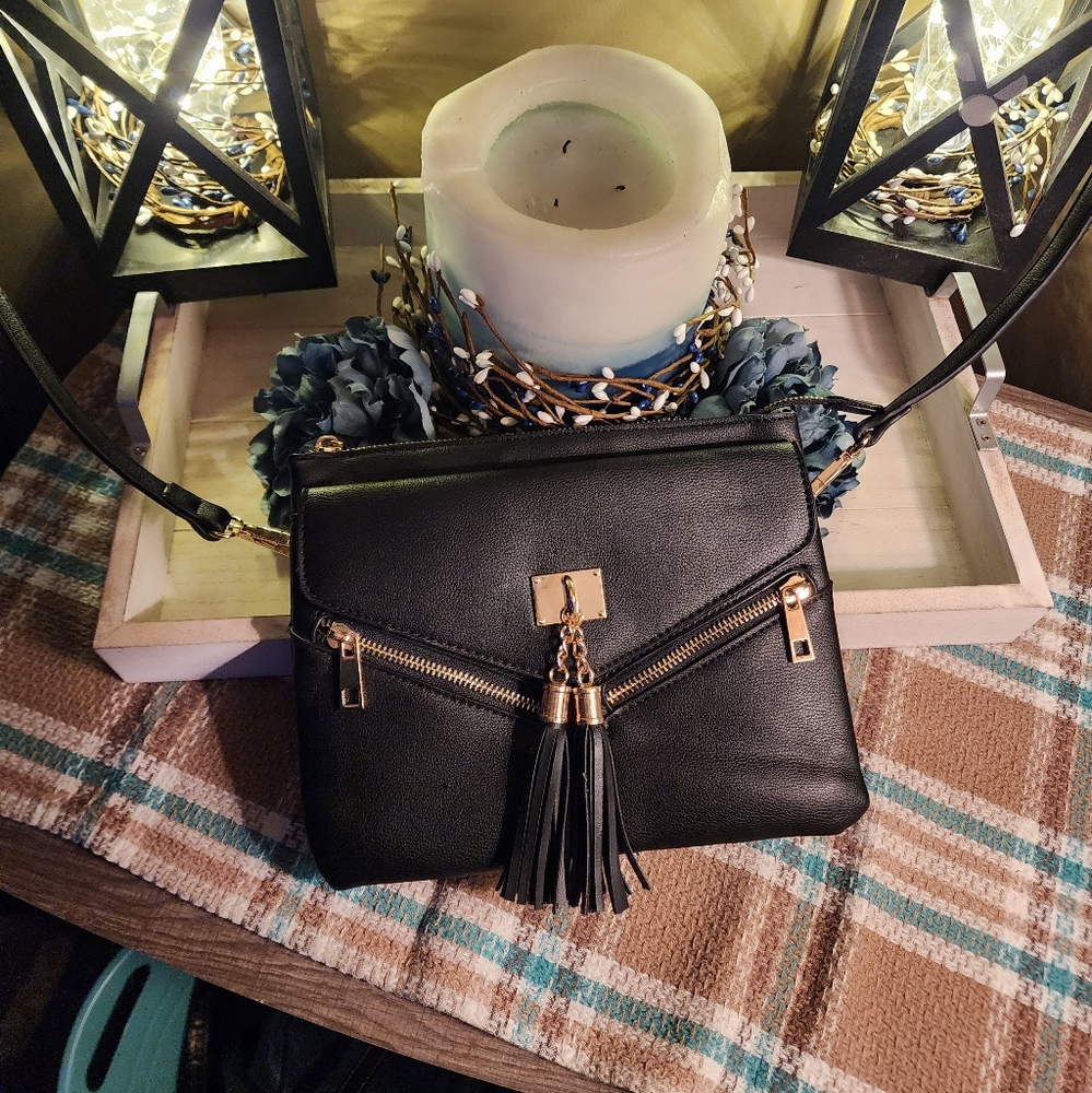 BLACK CROSSBODY